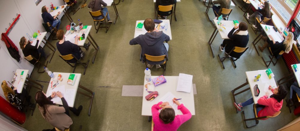 Eine Klasse mit Schülern aus der Vogelperspektive.