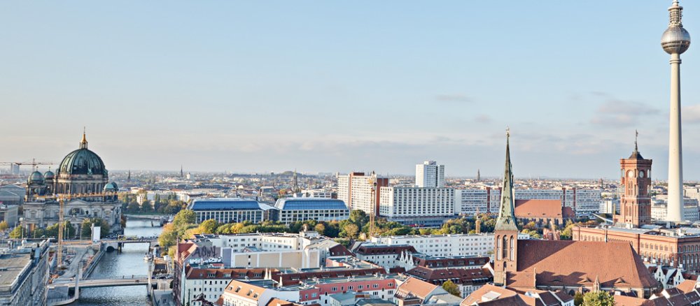Die Skyline von Berlin, links der Reichstag, rechts der Fernsehtumr, im Vordergrund die Spree.