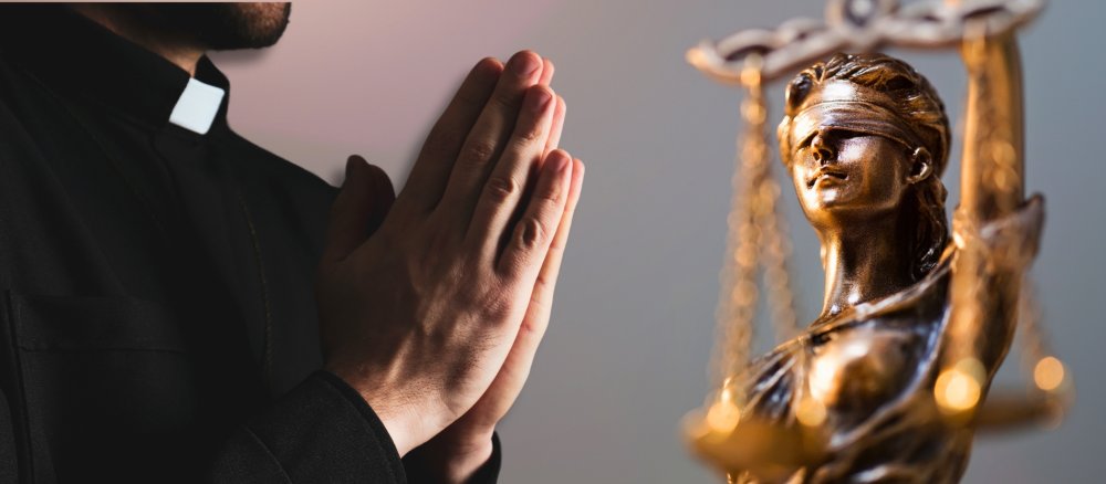 Priester mit gefalteten Händen und Justizia