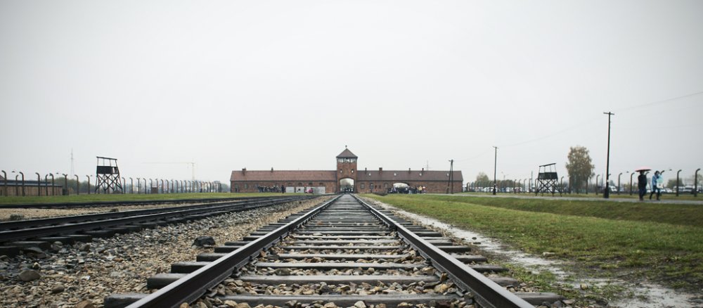 Die Einfahrt zum Konzentrationslager Auschwitz-Birkenau.