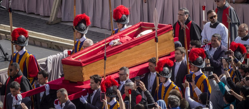 Sargträger tragen den offenen Sarg mit dem Leichnam von Papst Franziskus