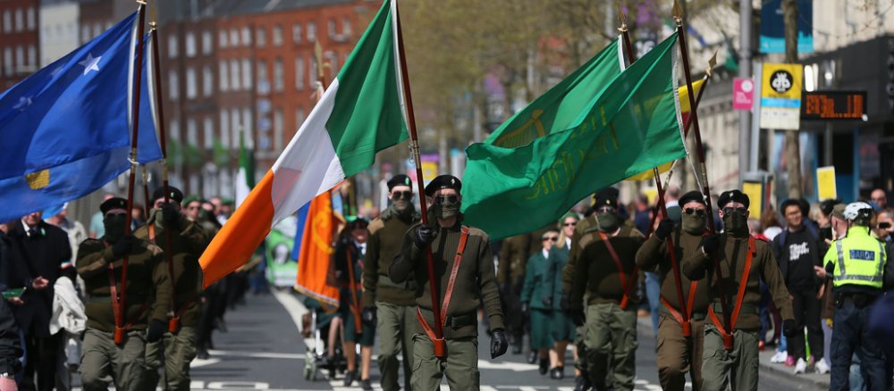 Mitglieder der irischen republikanischen Partei Sinn Fein bei einer Demonstration in Dublin.