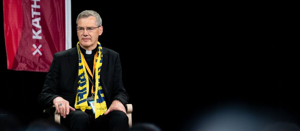 Bischof Heiner Wilmer auf einem Podium beim Deutschen Katholikentag in Würzburg