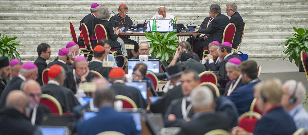 Papst Franziskus an einem der runden Tische für die Weltsynode