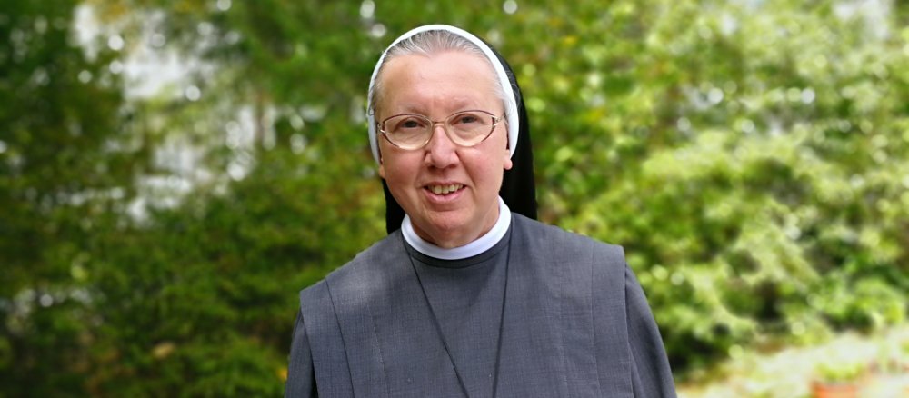 Die Ordensfrau M. Dominika Kinder in einem Garten