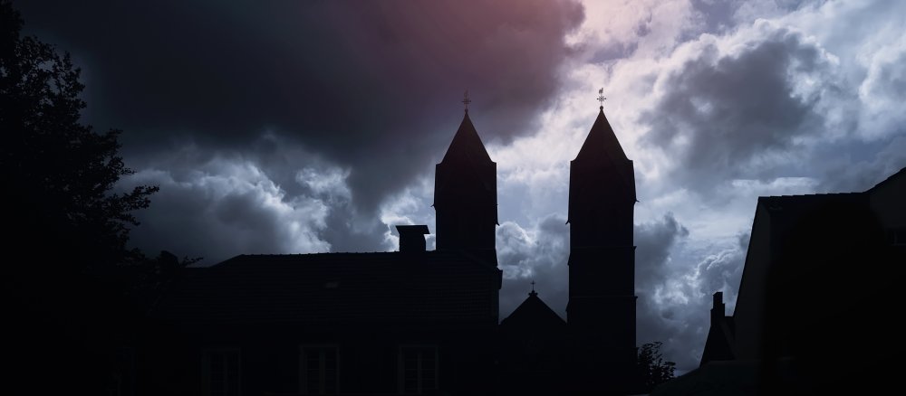 Eine Kirche im Schatten