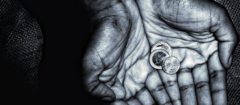 Eine Hand hält ein paar Münzen
