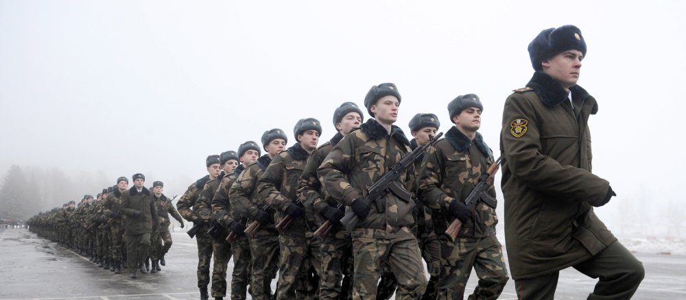Weißrussische Soldaten marschieren durch Minsk.