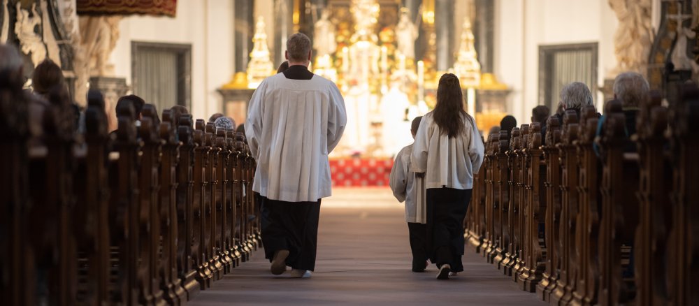 Messdiener gehen während der Morgenmesse durch den Fuldaer Dom