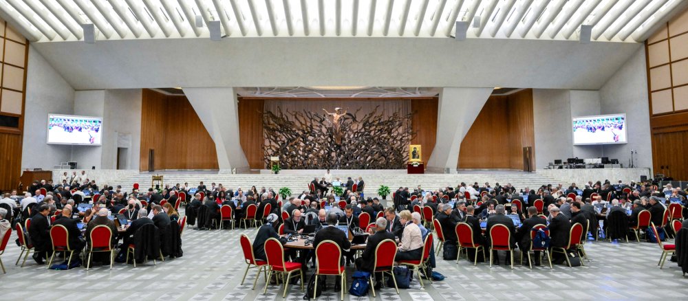 Blick in die Audienzhalle bei den Beratungen der Weltsynode