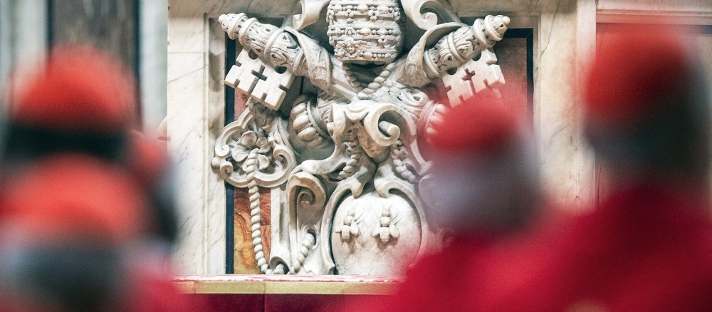Kardinäle vor Wappen des Vatikans