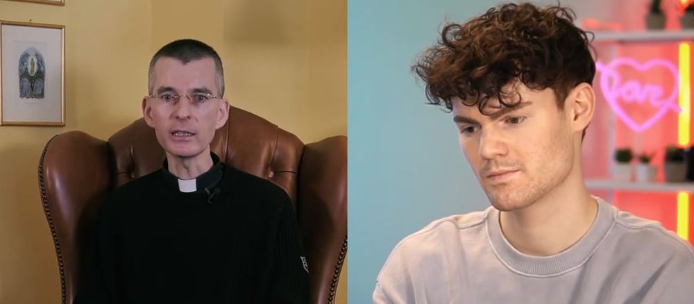 Der YouTuber Nico Abrell hört dem Priester Wolfgang F. Rothe zu.