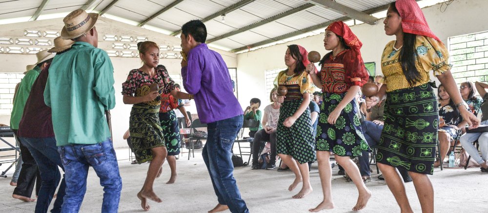 Indianer vom Stamm der Kuna tanzen in Panama City.