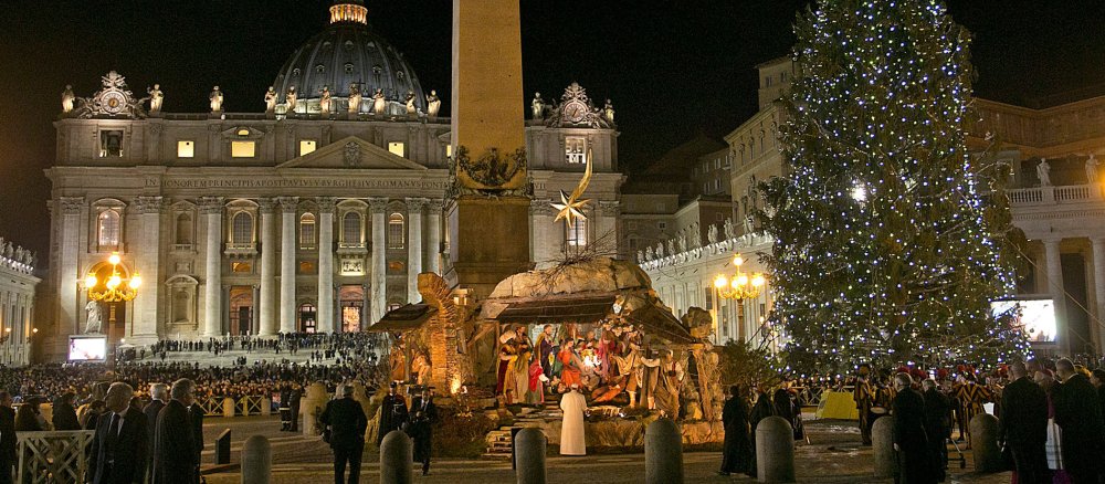 Petersdom, im Vordergrund Krippe und Weihnachtsbaum auf dem Petersplatz