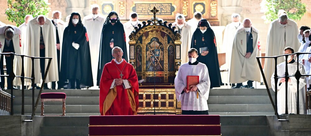 Erzbischof Ludwig Schick steht vor der Kathedra und spricht ein Gebet