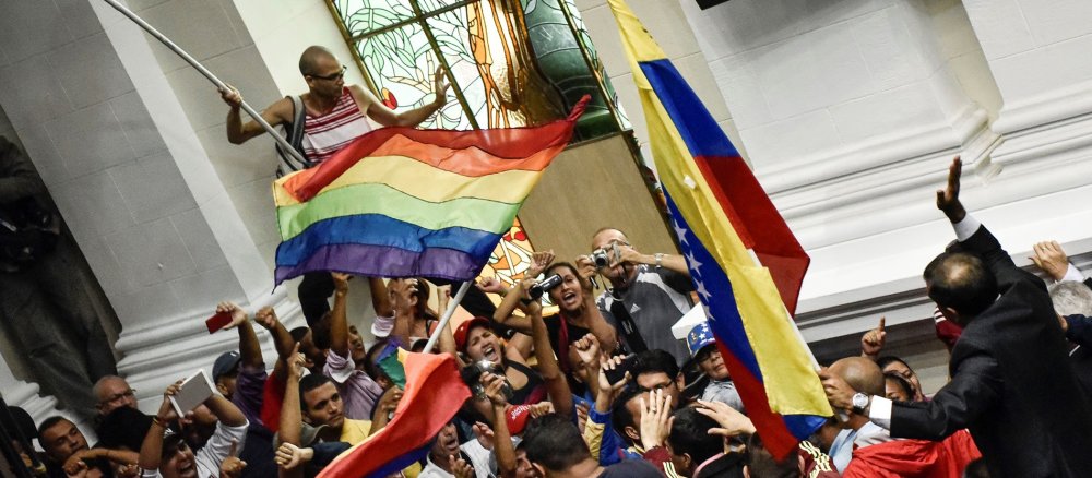 Demonstranten stürmen das Parlament von Venezuela