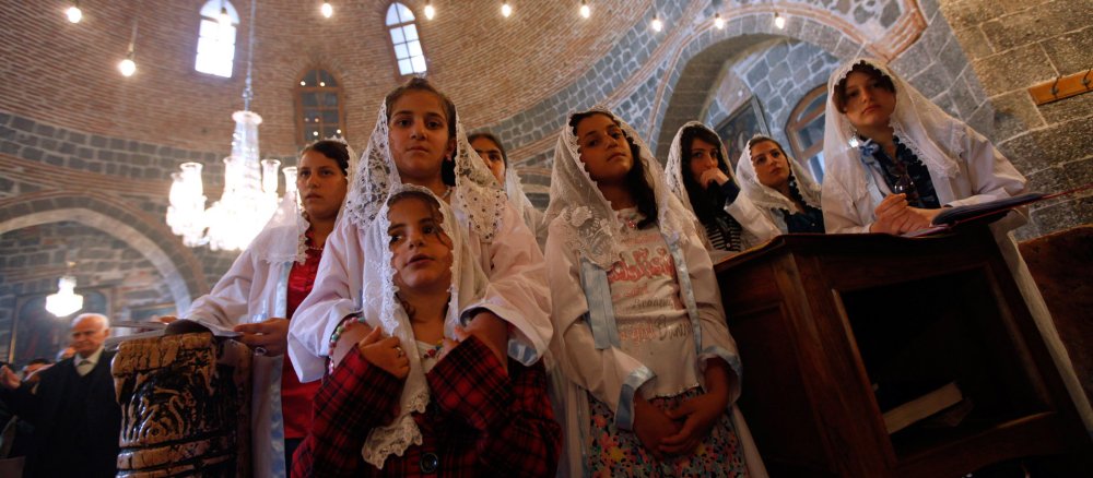 Verschleierte Frauen in einer Kirche