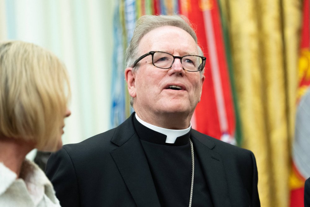 Bischof Robert Barron steht im Weißen Haus und schaut nach oben