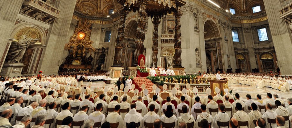 Priester sitzen um den Papstaltar im Petersdom während der Chrisammesse am Gründonnerstag 2013.