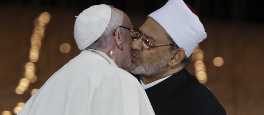 Papst Franziskus begrüßt Großimam Ahmad Mohammad Al-Tayyeb