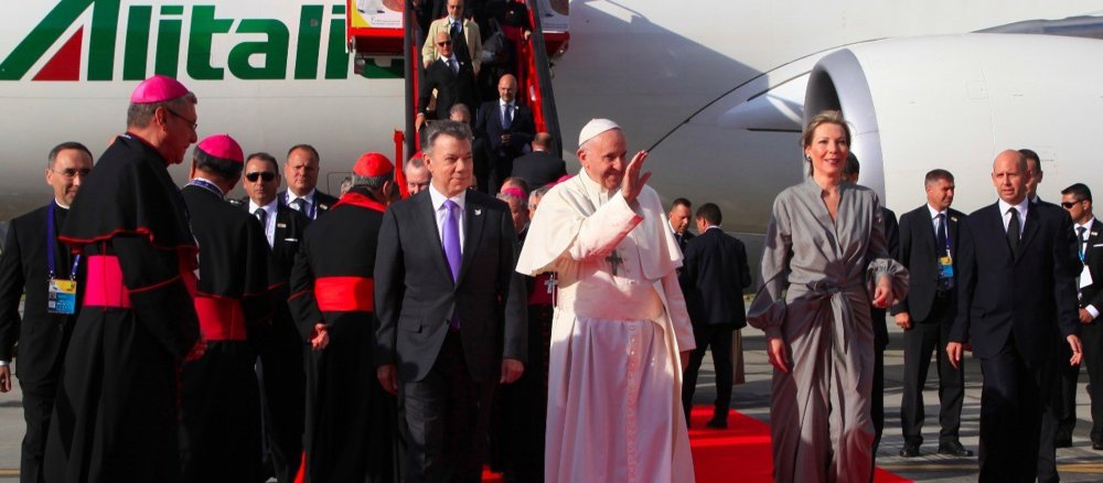 Kolumbiens Präsident Santos empfängt Papst Franziskus bei dessen Ankunft in Bogota.