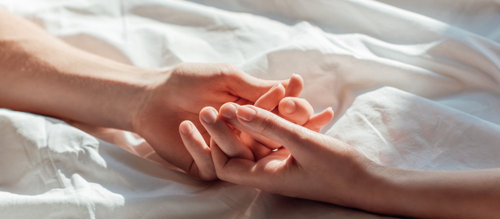 Ein Paar reicht sich die Hand
