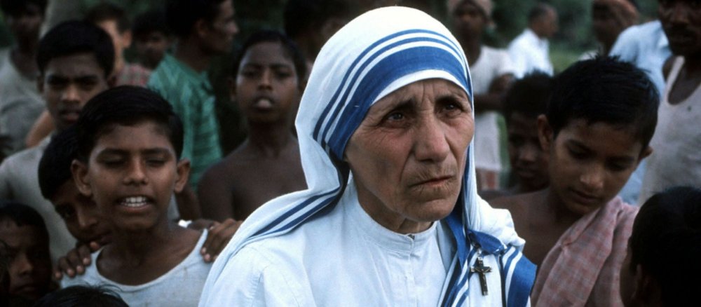 Mutter Teresa inmitten einer Menschenmenge