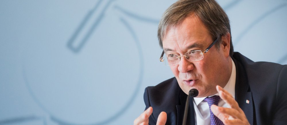 Armin Laschet gestikulierend am Mikrofon