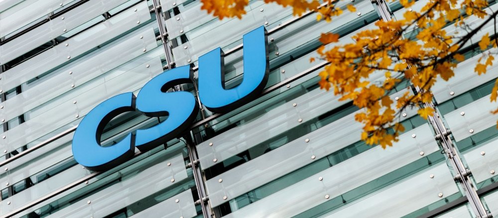 Das Logo der CSU ist an der Fassade der CSU-Landesleitung in München (Bayern) zu sehen