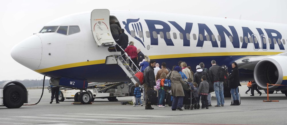Flugpassagiere besteigen eine Maschine der irischen Budget-Airline Ryanair.