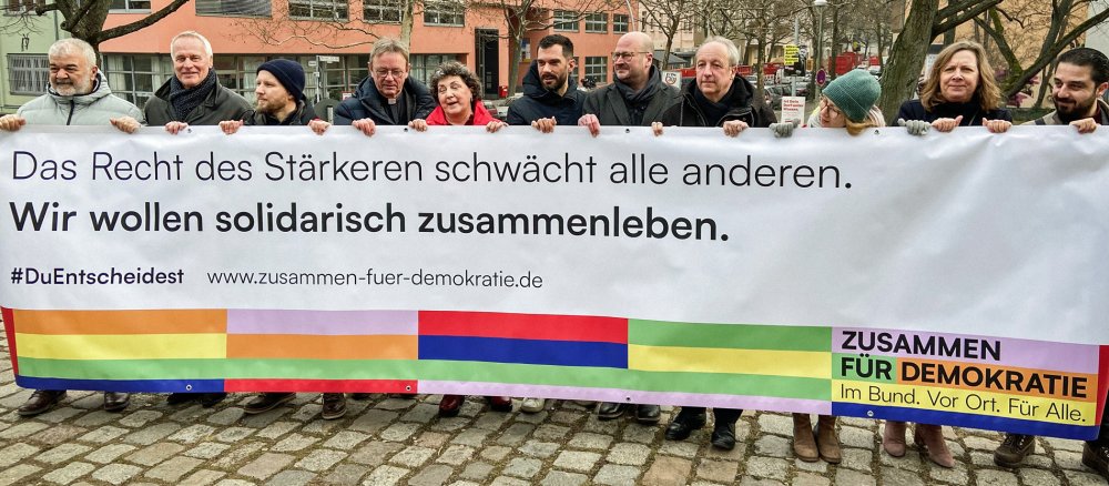 Banner der Aktion "Zusammen für Demokratie" zur Bundestagswahl