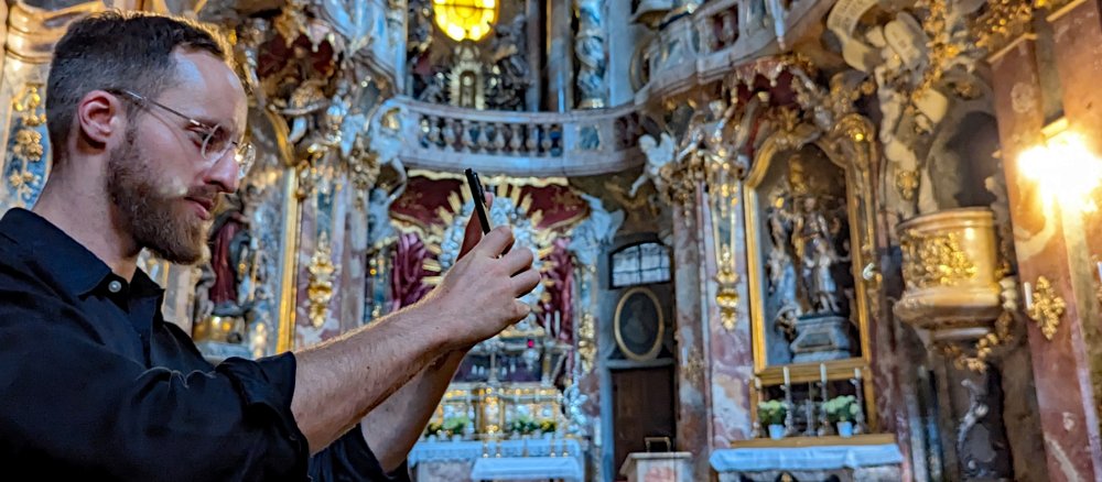 Ein Mann macht ein Foto in einer barocken Kirche