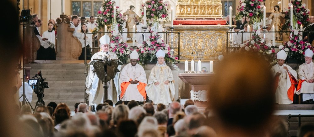 Erzbischof Udo Markus Bentz predigt bei einem Pontifikalamt