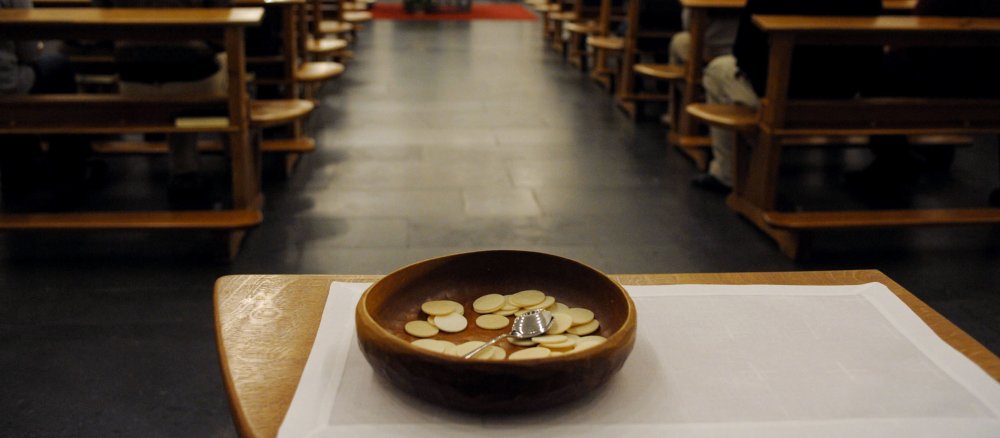 Junge Seminaristen beim gemeinsamen Gottesdienst in der Kapelle des Priesterseminars Münster am 23. April 2008. Im Vordergrund steht eine Hostienschale mit Hostien.
