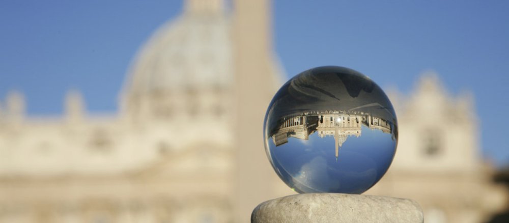Ganz klein sieht der Petersdom durch eine Glaskugel gesehen aus.