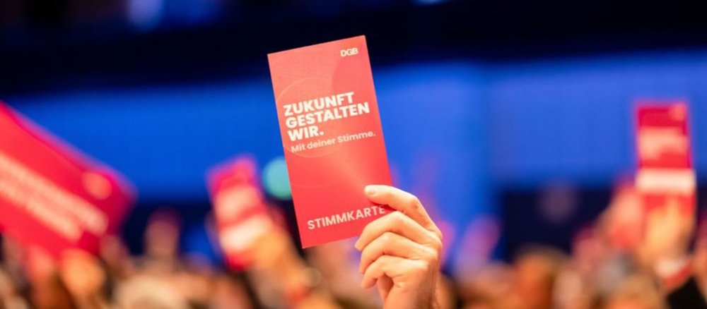 Ein Delegierter hält eine Stimmkarte beim DGB-Bundeskongress 2022 hoch