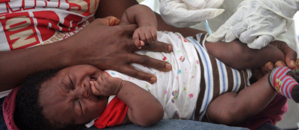 Ein Kind in Liberia wird geimpft.