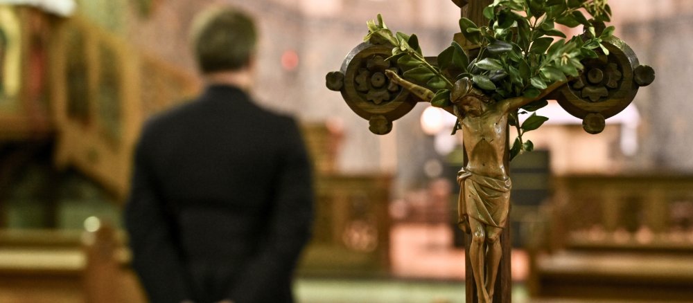 Priester und Vortragekreuz