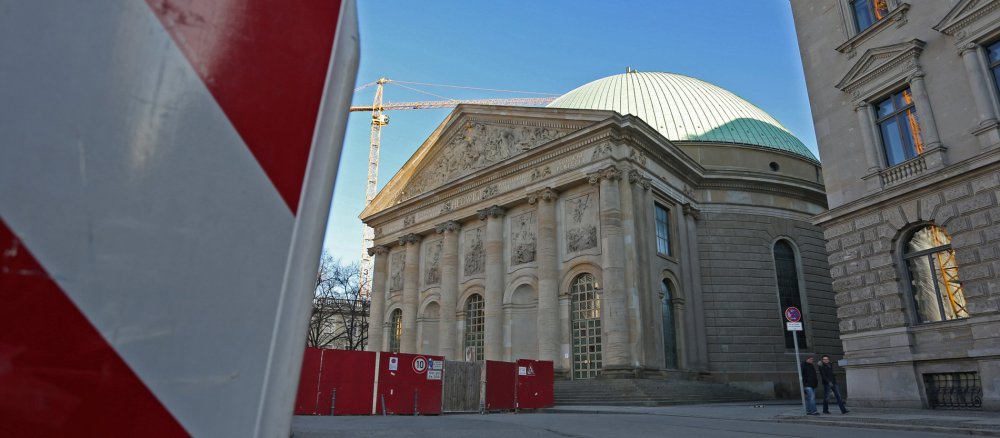 Ein Bauzaun und andere Absperrungen stehen vor der Kirche