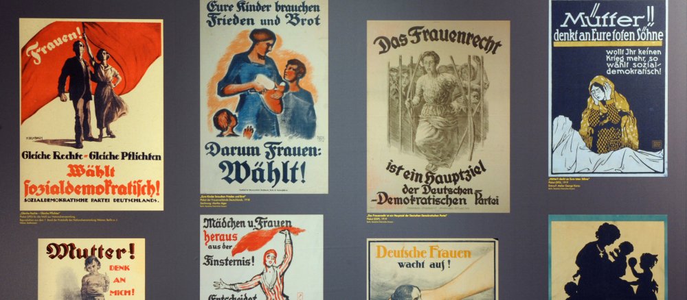 Wahlplakate aus den Jahren 1918 und 1919 ricten sich direkt an Frauen, die erstmals wählen dürfen.