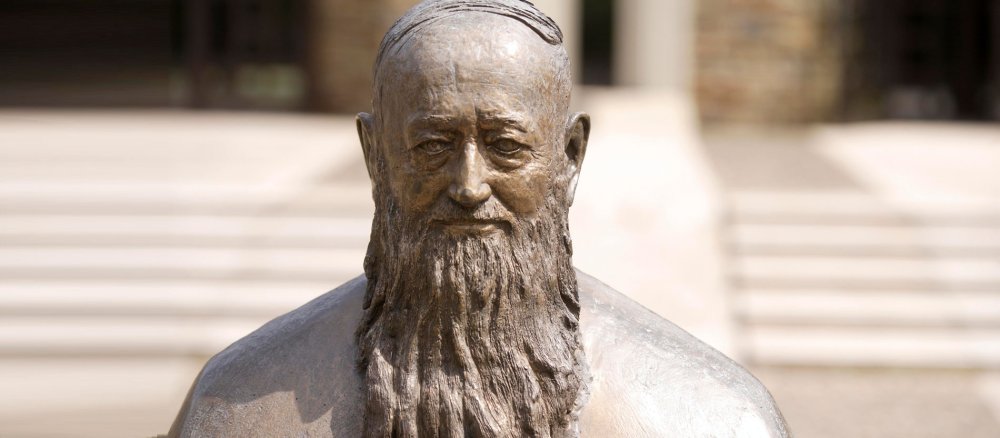 Bronzestatue von Pater Josef Kentenich, dem Gründer der internationalen Schönstatt-Bewegung, vor dem Pater-Kentenich-Haus in Vallendar, Rheinland-Pfalz.