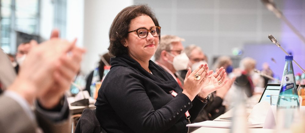 Nadine Mersch applaudiert bei der Synodalversammlung