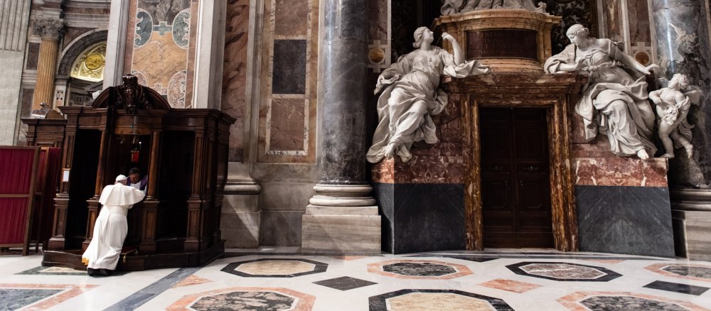 Papst Franziskus beichtet im Petersdom.