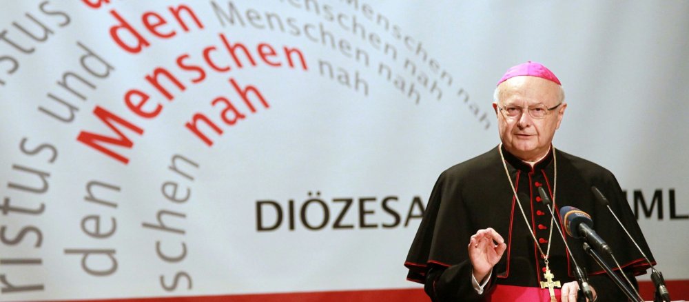 Erzbischof Robert Zollitsch spricht vom Podium der Freiburger Diözesanversammlung