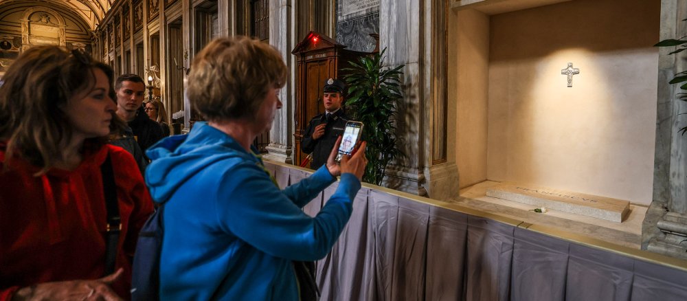 Menschen am Grab von Papst Franziskus