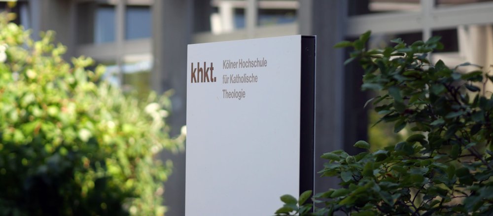 Schild am Haupteingang der KHKT