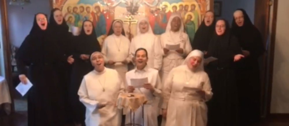Die griechisch- und römisch-katholischen Schwestern singen zusammen über die Einheit der Kirche.