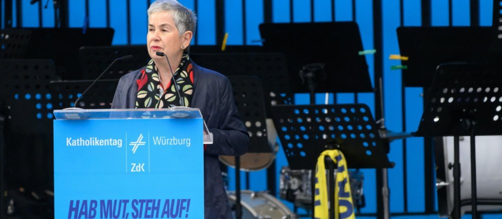 Die Präsidentin des Zentralkomitees der deutschen Katholiken (ZdK), Irme Stetter-Karp, spricht in ein Mikrofon.