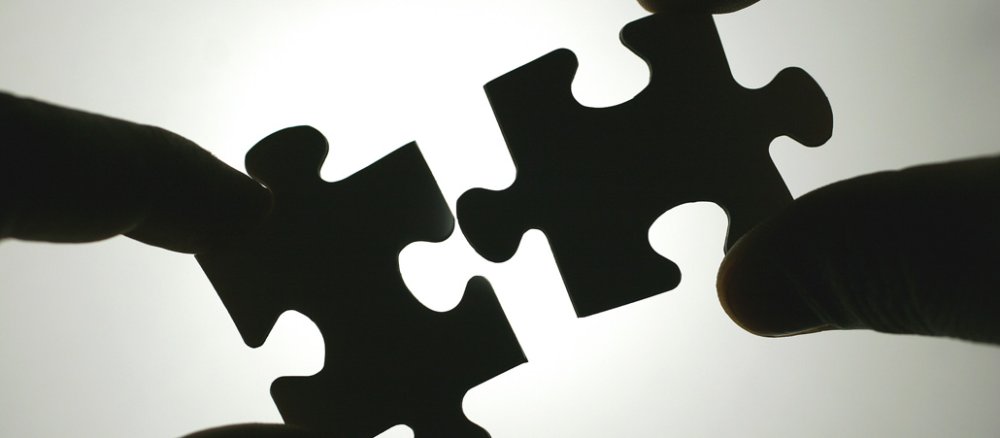 Zwei Puzzleteile werden auseinandergerissen.