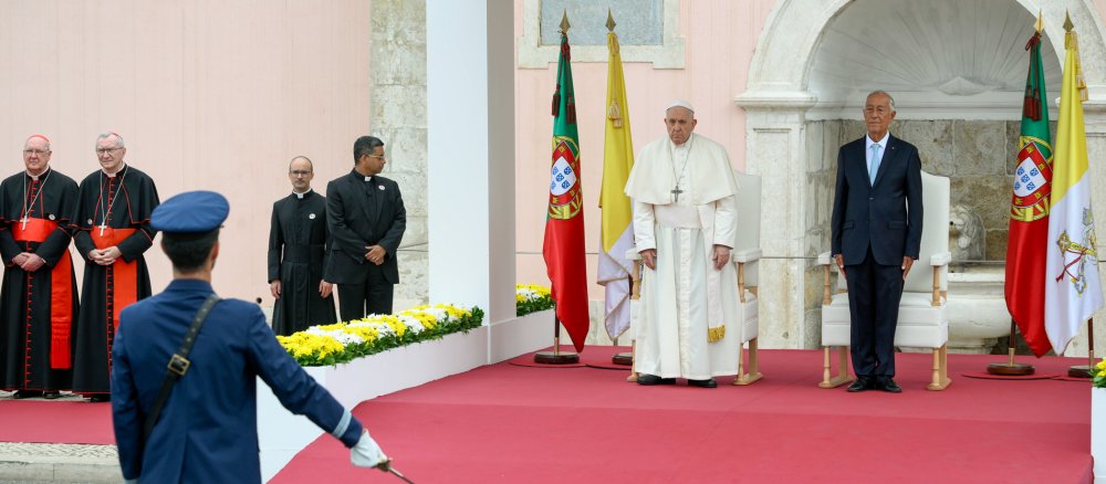 Begrüßungszeremonie für Papst Franziskus mit Marcelo Rebelo de Sousa (r.), Staatspräsident von Portugal